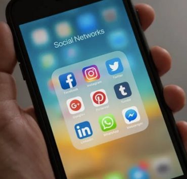 كيفية إنشاء المجلدات في الايفون لتجميع التطبيقات وتنظيم الهاتف