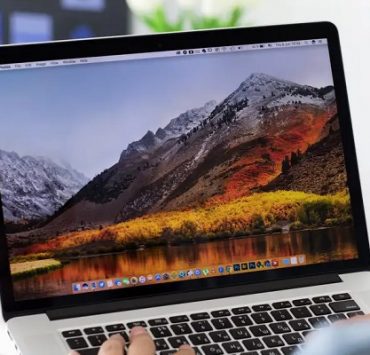 كيفية توصيل كمبيوتر ماك بالتليفزيون أو شاشة كمبيوتر خارجية سلكيًا أو لاسلكيًا