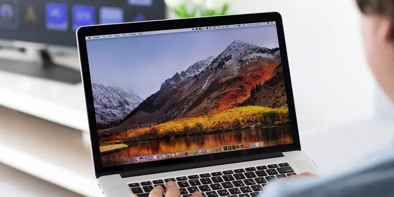 كيفية توصيل كمبيوتر ماك بالتليفزيون أو شاشة كمبيوتر خارجية سلكيًا أو لاسلكيًا