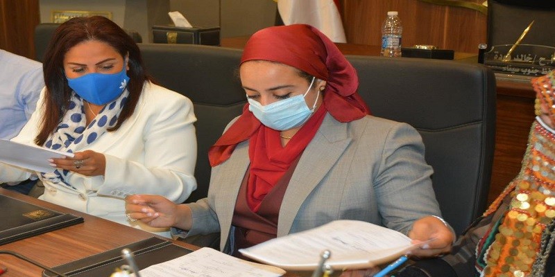 إيناس سمير تجمع الصدف التاريخية مع المرأة السيناوية بتوقيع عقود شراكة لتسويق منتجاتهن المرأة السيناوية وإيناس حافظ