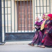 صورة لصبايا يتجولن بثوب الجرجار