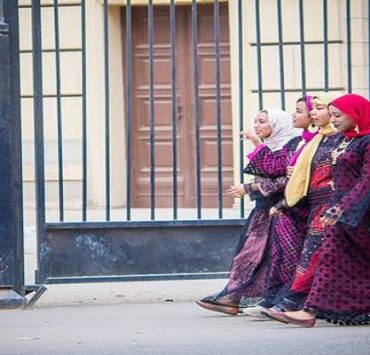 صورة لصبايا يتجولن بثوب الجرجار