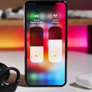 كيفية توصيل سماعتين AirPods بالايفون ومشاركة الموسيقى لاسلكيًا مع من تحب