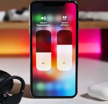 كيفية توصيل سماعتين AirPods بالايفون ومشاركة الموسيقى لاسلكيًا مع من تحب