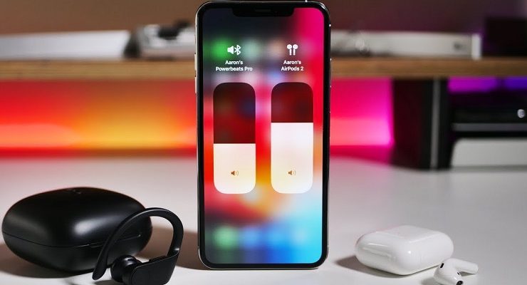 كيفية توصيل سماعتين AirPods بالايفون ومشاركة الموسيقى لاسلكيًا مع من تحب