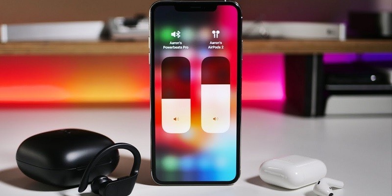كيفية توصيل سماعتين AirPods بالايفون ومشاركة الموسيقى لاسلكيًا مع من تحب