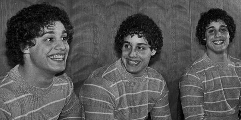 حكاية التوأم الثلاثي الذين فرقتهم تجربة اجتماعية غير أخلاقية التوأم