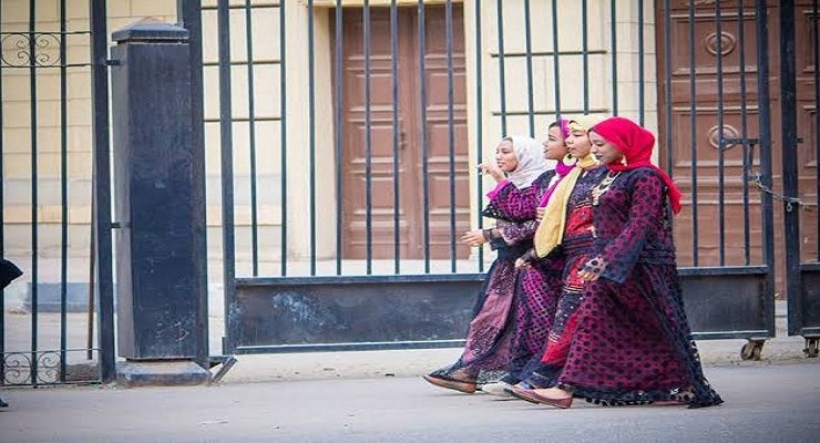 صورة لصبايا يتجولن بثوب الجرجار