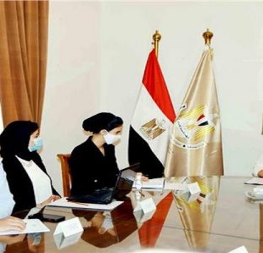 وزيرة الثقافة مع آية عمر محمد، رئيس مجلس أمناء مؤسسة حياة كريمة