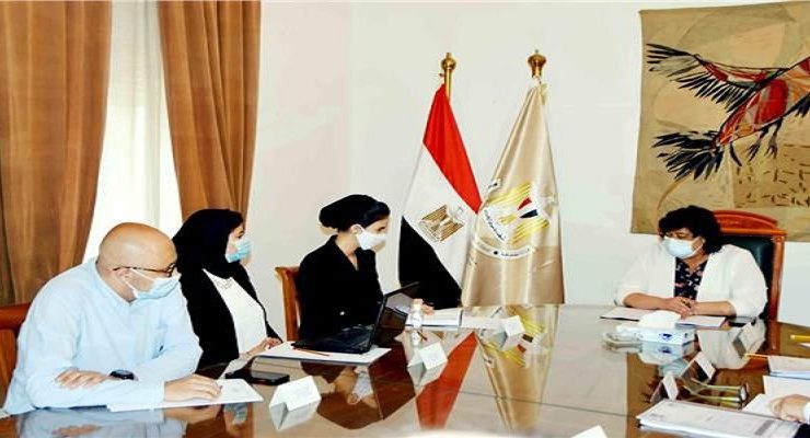 وزيرة الثقافة مع آية عمر محمد، رئيس مجلس أمناء مؤسسة حياة كريمة