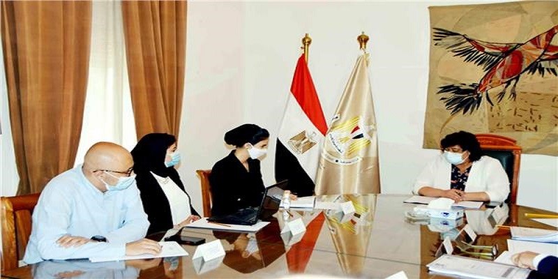 وزيرة الثقافة مع آية عمر محمد، رئيس مجلس أمناء مؤسسة حياة كريمة