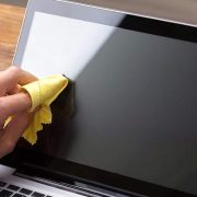 الدليل الكامل لكيفية تنظيف شاشة الكمبيوتر أو اللابتوب بطريقة آمنة وفعالة