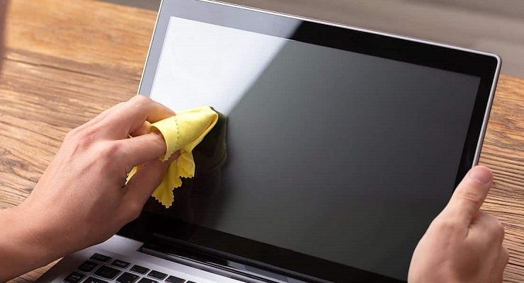 الدليل الكامل لكيفية تنظيف شاشة الكمبيوتر أو اللابتوب بطريقة آمنة وفعالة