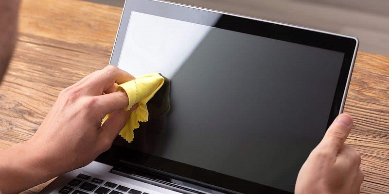 الدليل الكامل لكيفية تنظيف شاشة الكمبيوتر أو اللابتوب بطريقة آمنة وفعالة