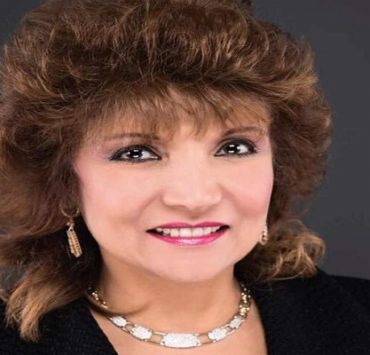 لماذا يستحيل أن يكتب أيمن بهجت قمر حرفا باسم غيره؟ ليلى بنس