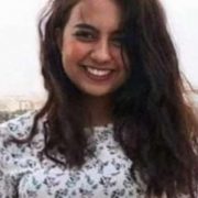 فتاة الفستان