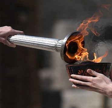 تقبيل الحجر الأسود بين الشريعة وكورونا “ما على الـ 60 ألف حاج هذا العام” شعلة الأولمبياد