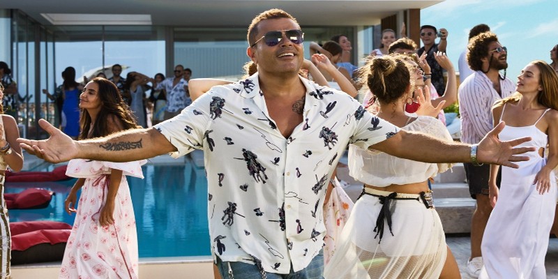 جديد عمرو دياب .. أضواء نيون الإعلانات و السعر أنا عمرو دياب