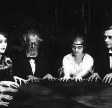 التواصل مع الموتى