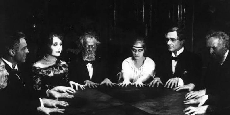 التواصل مع الموتى