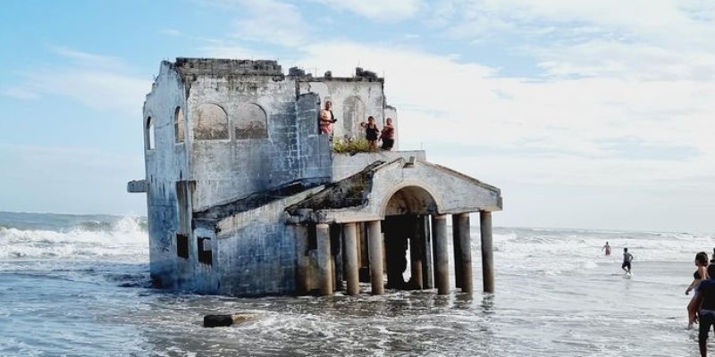 ظهور مبنى مهجور على شاطئ بالسلفادور فجأة مبنى مهجور