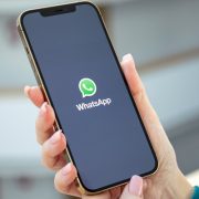 اخفاء الصور تلقائيًا في واتساب ... تعرف على كيفية استخدام خاصية واتساب الجديدة