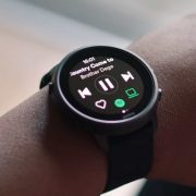 كيفية تحميل الأغاني على الساعة الذكية عبر YouTube Music وSpotify