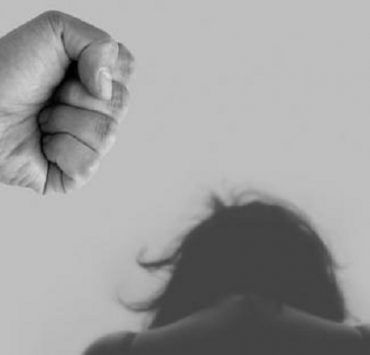 ضرب الرجال زوجاتهم