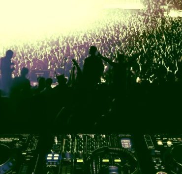 كاتبة في اسبانيا يتبين أنها ثلاثة رجال مجتمعين موسيقى الهيب هوب