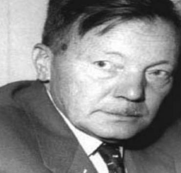 اكتئاب منتصف العمر خطر يهدد حياتنا.. لماذا نمر به وما هي طرق علاجه؟ بيرم