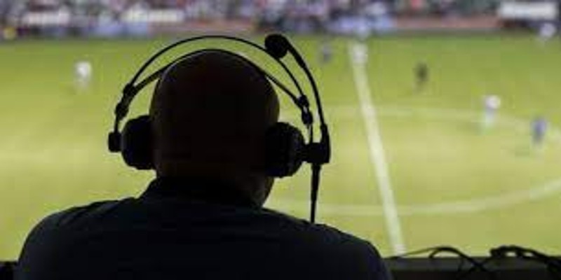 هل من حق المعلق نقد الحكام؟ .. علي زيوار يجيب كرة قدم