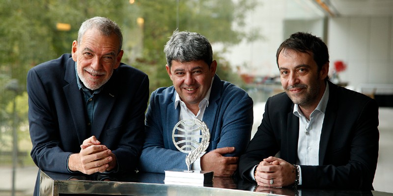 كاتبة في اسبانيا يتبين أنها ثلاثة رجال مجتمعين كاتبة