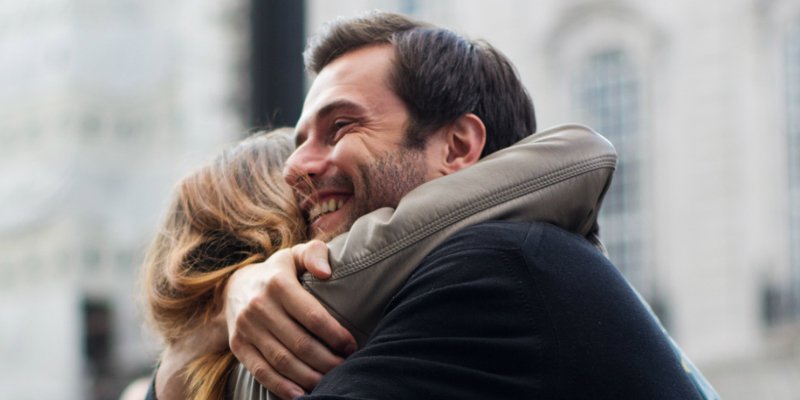 الحضن مش عيب.. سيبوا خلق الله يعرفوا الحب الحضن