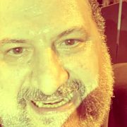 متى يتوقف خالد الصاوي عن "دعك" اسمه بالأرض؟