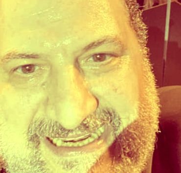 متى يتوقف خالد الصاوي عن "دعك" اسمه بالأرض؟