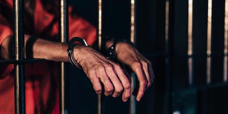 اليوجا كانت الأداة الوحيدة التي استخدمها هذا الرجل للهروب من السجن اليوجا