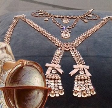 عن محمد كريم وفلسفة (إزاي تيجي في الهايفة وتتصدر)! قلادة ماري أنطوانيت