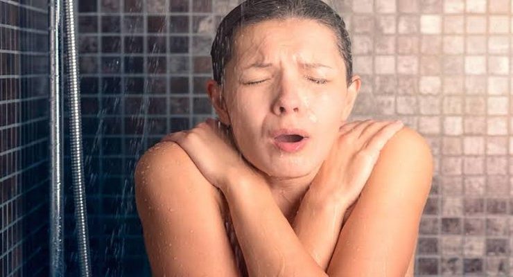 بشرى لكارهي الاستحمام.. مرة كل يومين تكفي