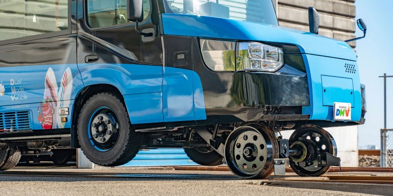 اليابان تكشف عن مركبة تمشي على الطريق والسكك الحديدية اليابان