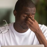 كيفيات تقليل إجهاد العين بعد التعرض للشاشات لمختلفة لفترات طويلة