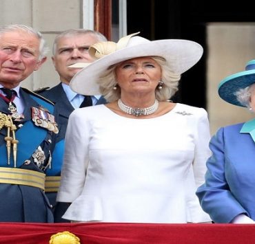 ملكة انجلترا مع ابنها وزوجته كاميلا