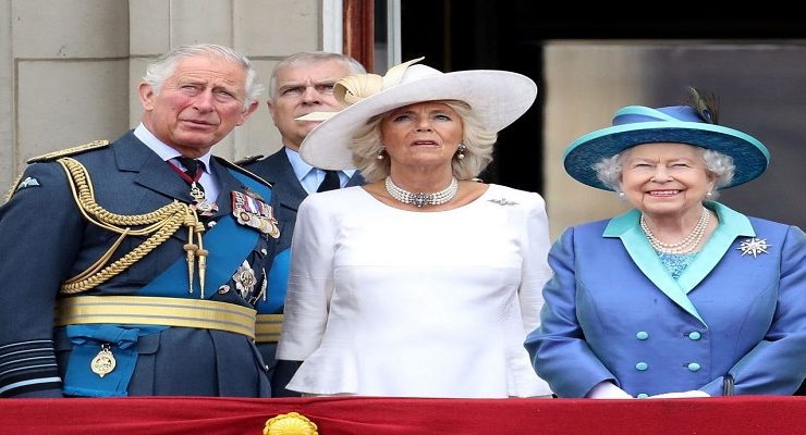 ملكة انجلترا مع ابنها وزوجته كاميلا