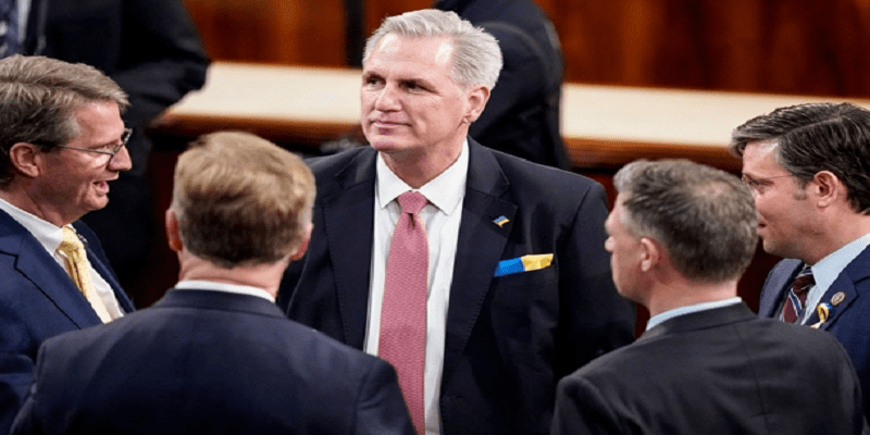 السياسيون يرتدون الأزرق والأصفر لدعم أوكرانيا أوكرانيا