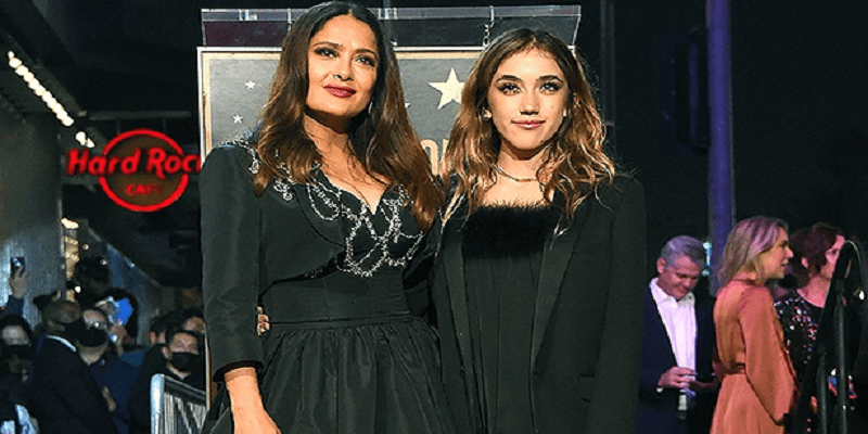 فالنتينا ابنة سلمى حايك تظهر مع أمها وأبيها في عرض أزياء سلمى حايك