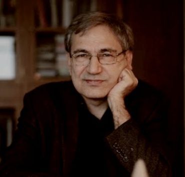 فالنتينا ابنة سلمى حايك تظهر مع أمها وأبيها في عرض أزياء أورهان باموق