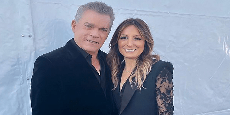 خطيبة الممثل راي ليوتا