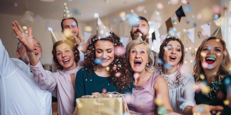 حفلة عيد ميلاد مفاجئة كانت السبب في الحكم بتعويض 450 ألف دولار لرجل فقد عمله حفلة عيد ميلاد