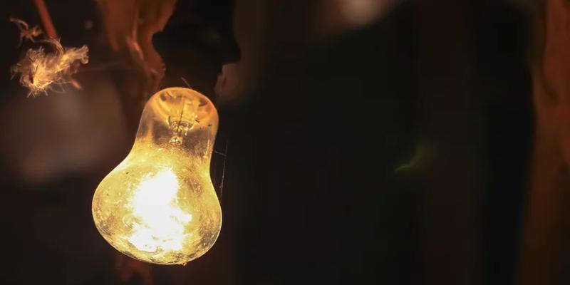 لغز “المصباح المئوي” الذي مازال يعمل بعد أكثر من ١٠٠ عام من صنعه المصباح المئوي