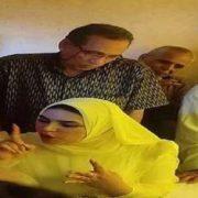 فتاة كتب الكتا ب