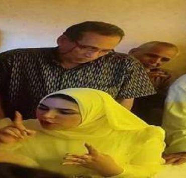 فتاة كتب الكتا ب